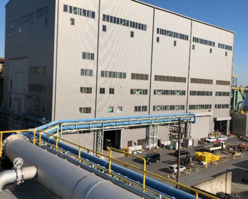 The new electric furnace building (left) and the furnace body (right), which started operation this year.